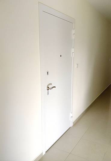 Белая металлическая дверь