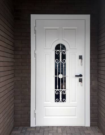 Белая термодверь с ковкой