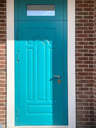 Бирюзовая входная дверь