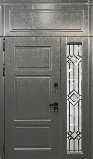 Нестандартная стальная термодверь с фрамугой, стеклом сбоку, ковкой и панелями МДФ