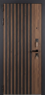 Входная дверь с отделкой МДФ и черными вертикальными рейками