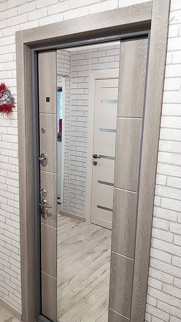 Квартирная дверь с зеркалом